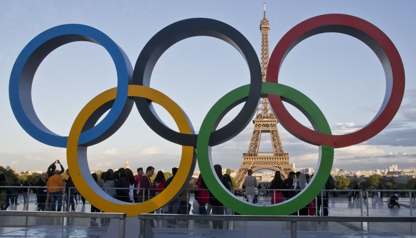 cercurile olimpice avand turnul eiffel pe fundal