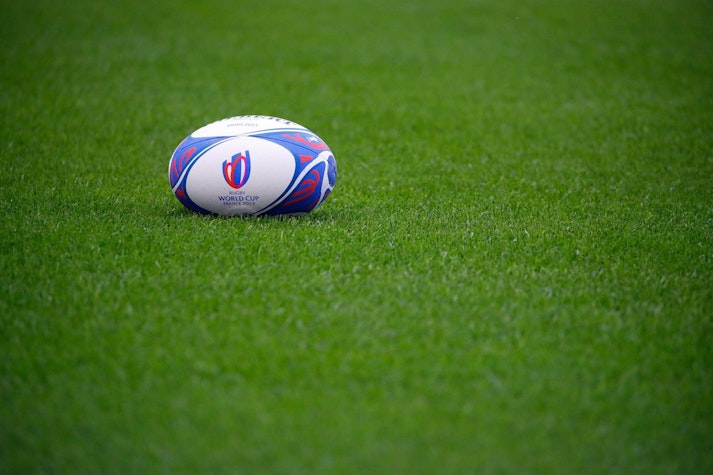 minge de rugby pe teren