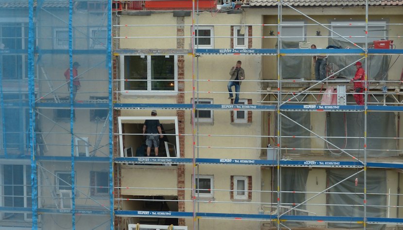 Românii ar putea primi vouchere de 72.500 de lei pentru renovarea locuințelor renovare