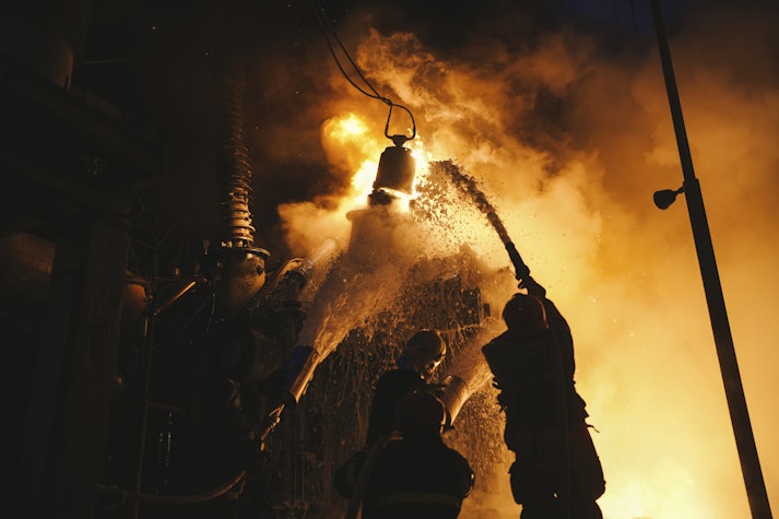 Pompieri ucraineni, încercând să stingă un incendiu după un atac rusesc