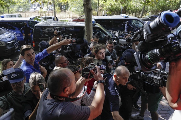 Vlad Pascu inconjurat de camere de filmat