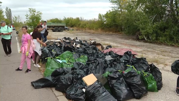 Saci de gunoaie, adunati in drum. Actiune de reciclare, in Giulesti
