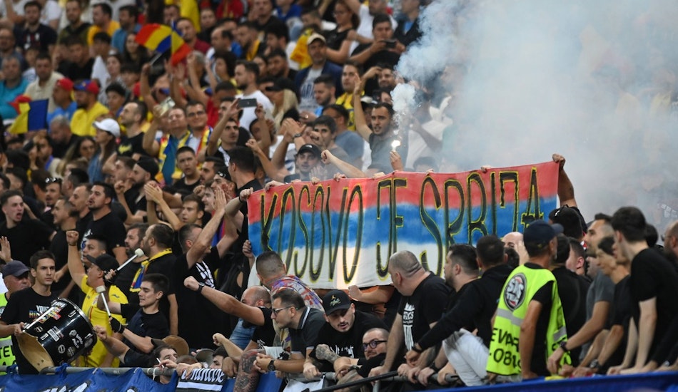 banner kosovo e serbia pe stadion