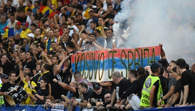 banner kosovo e serbia pe stadion