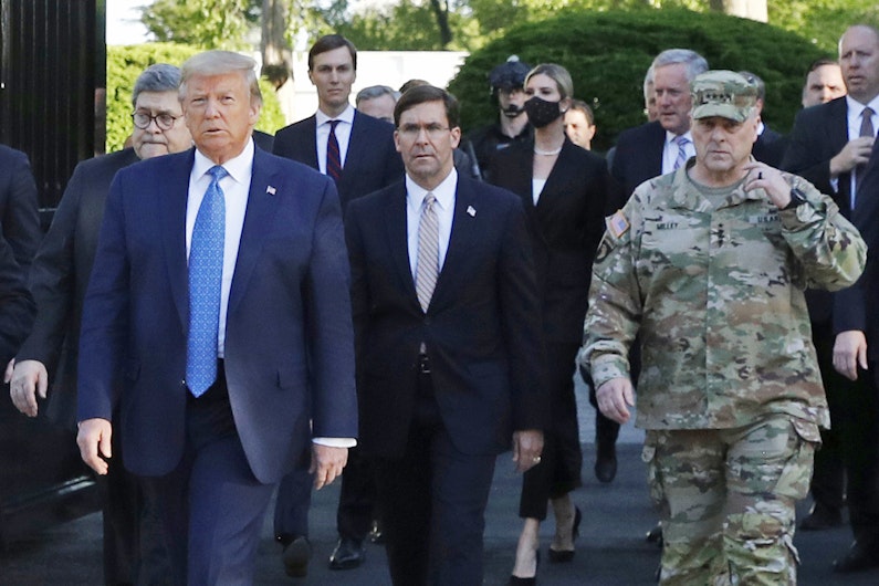 Generalul Mark Milley, alături de Donald Trump și alți oficiali americani după protestele din 2020