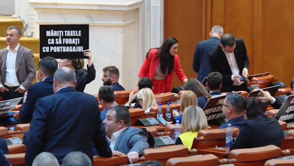 Pancartele opoziției cu mesaje dure la adresa guvernului.
