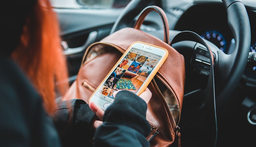 Proiect de lege: Copiii sub 16 ani nu mai au voie să folosească rețelele sociale fără acordul părinților Adolescenta cu par roscat cu un telefon mobil in mana