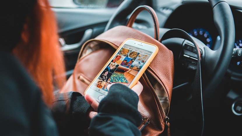 Adolescenta cu par roscat cu un telefon mobil in mana