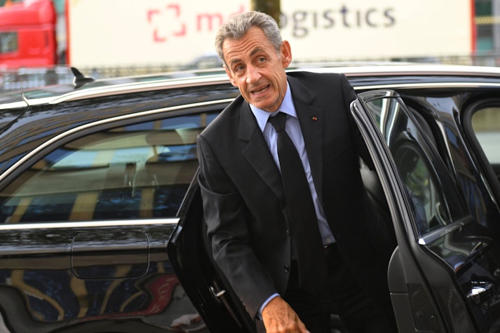 Nicolas Sarkozy, fotografiat cand iesea dintr-o masina