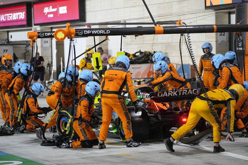 mecanicii mclaren la pit stop