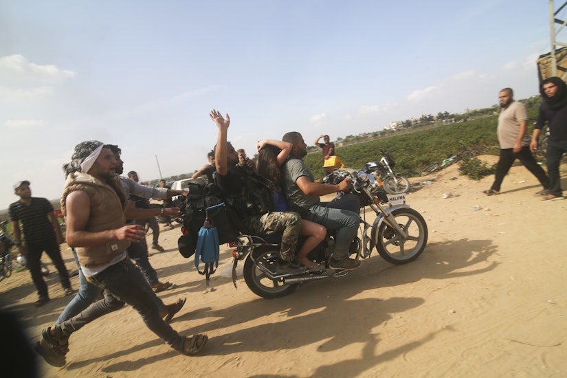 Palestinienii transportă un civil israelian capturat