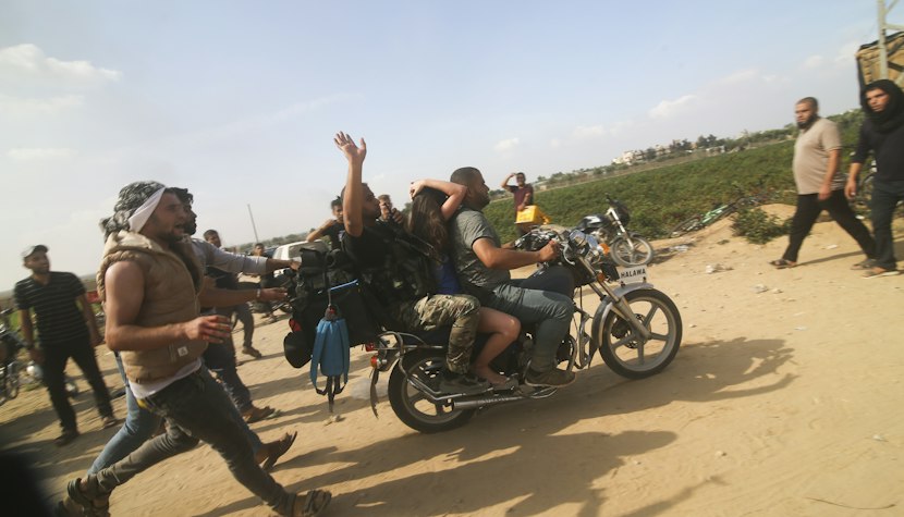 Palestinienii transportă un civil israelian capturat Palestinienii transportă un civil israelian capturat