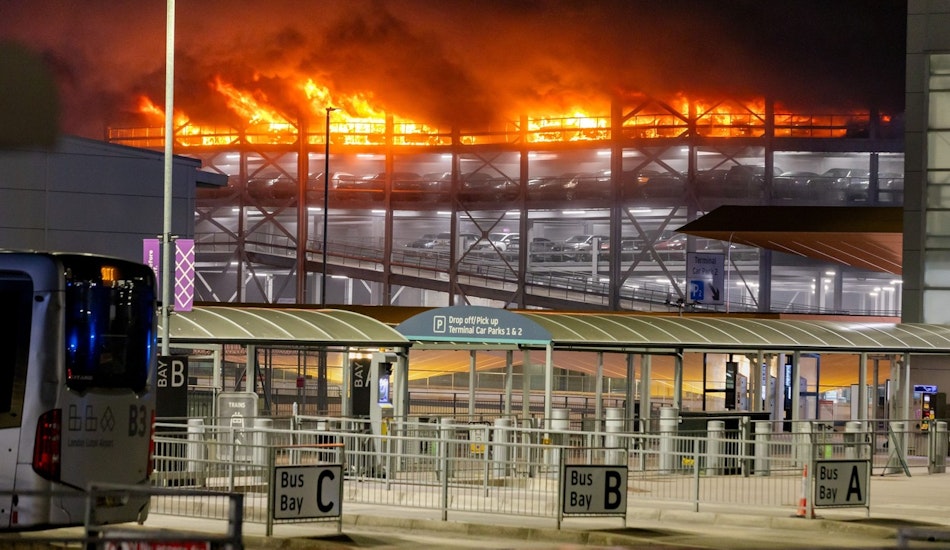 aeroport luton incendiu marea britanie