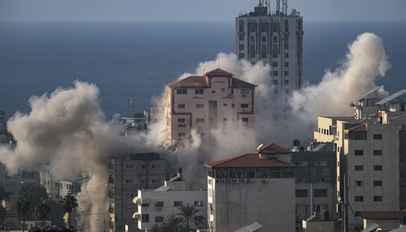 Fumul se ridică în urma unui raid aerian israelian în orașul Gaza Gaza