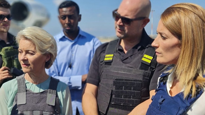 ursula von der leyen si roberta metsola veste de protectie