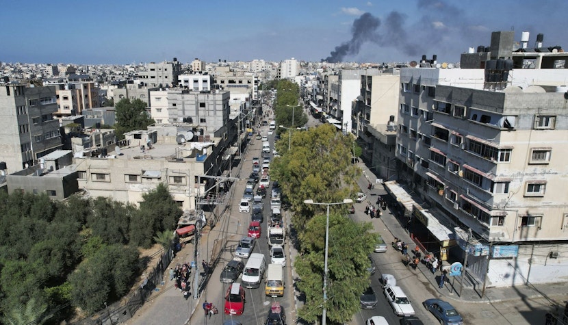Civilii palestinienii fug din nordul Gaza, după ce armata israeliană a emis un avertisment de evacuare vedere aeriana din fasia gaza, cu masini si cladiri