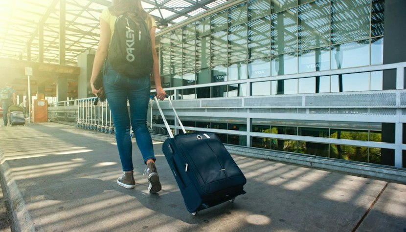 Turist pe aeroport bagaj