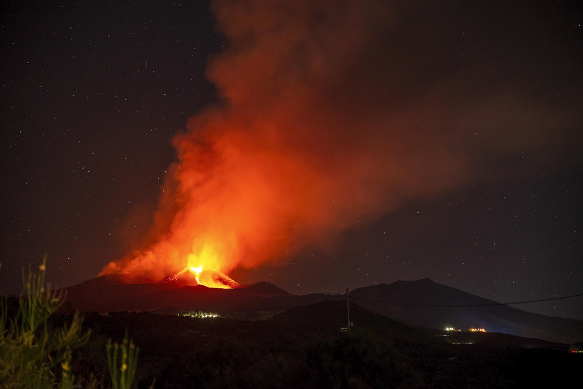 Erupția vulcanului Etna perturbă traficul aerian și suspendă aterizările pe aeroportul Catania