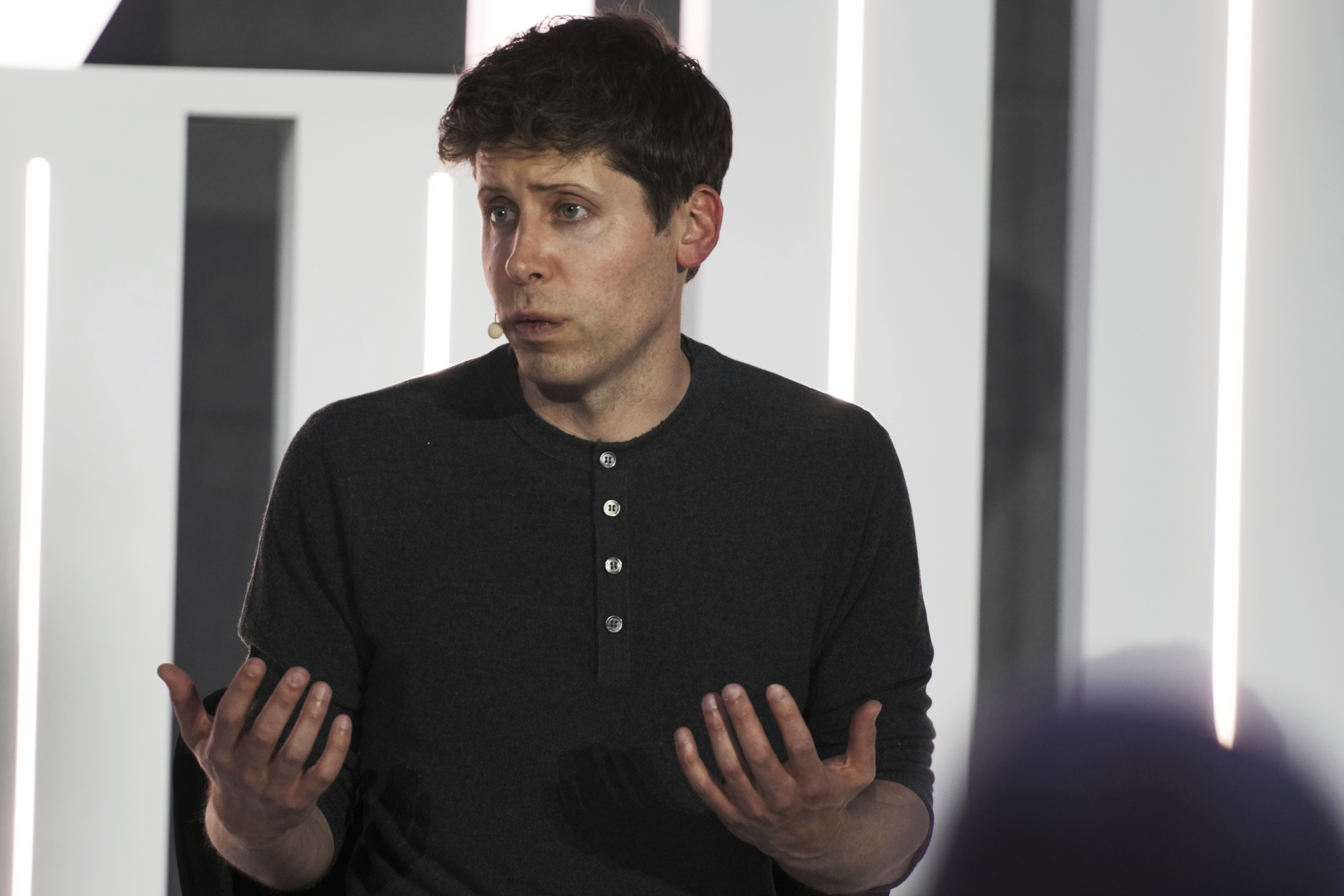 Ce înseamnă concedierea lui Sam Altman, și repunerea rapidă în funcție ...