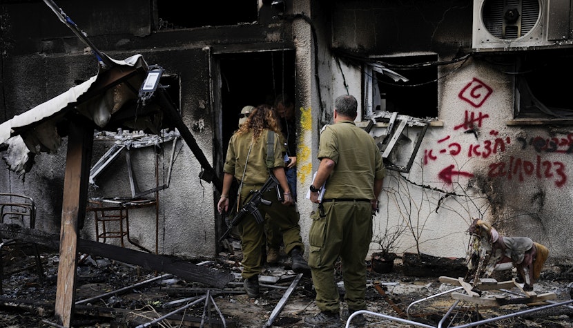 Soldați israelieni inspectează casele distruse de militanții Hamas