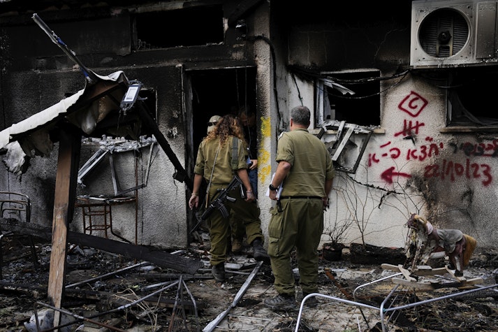 Soldați israelieni inspectează casele distruse de militanții Hamas