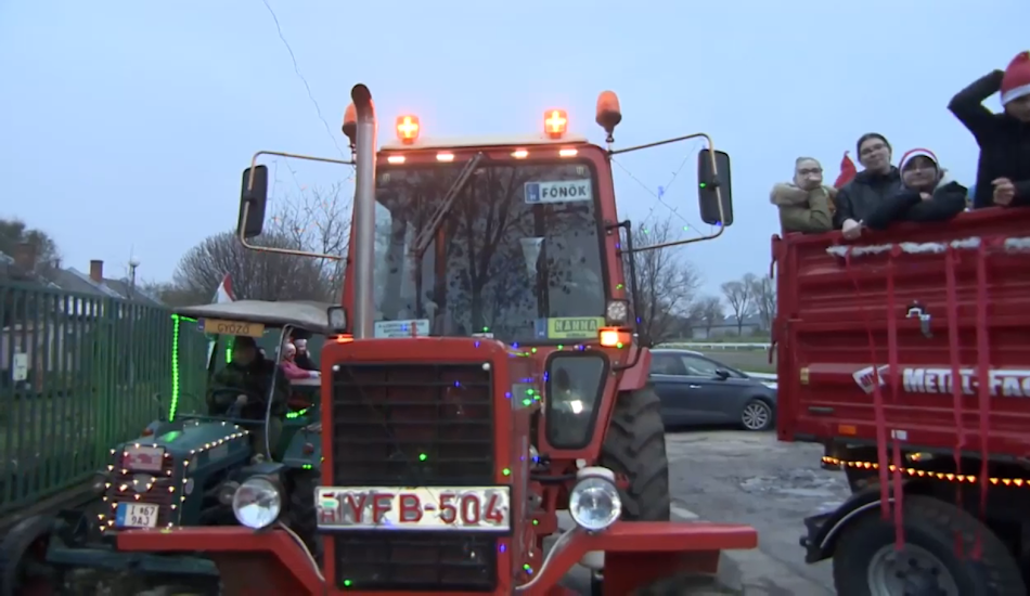 Moș Crăciun a sosit în Debrecen însoțit de utilaje agricole