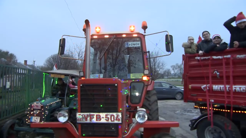 Moș Crăciun a sosit în Debrecen însoțit de utilaje agricole