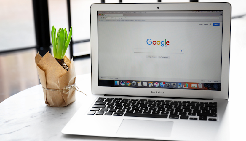 Google a împlinit 25 de ani de la înființare în anul 2023 laptop pe care este deschisa o pagina google