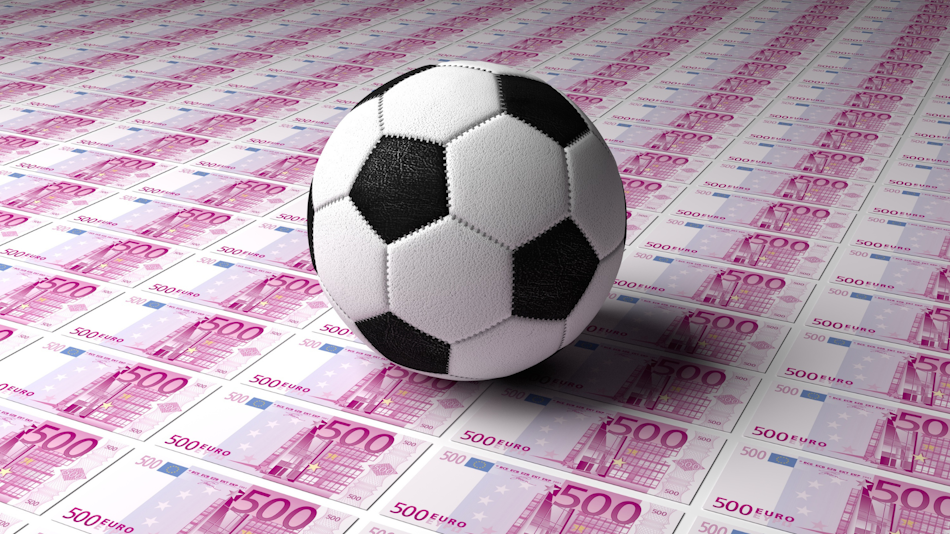 minge de fotbal pe teanc de bancnote de 500 euro