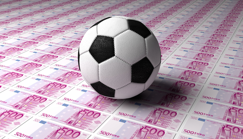 minge de fotbal pe teanc de bancnote de 500 euro