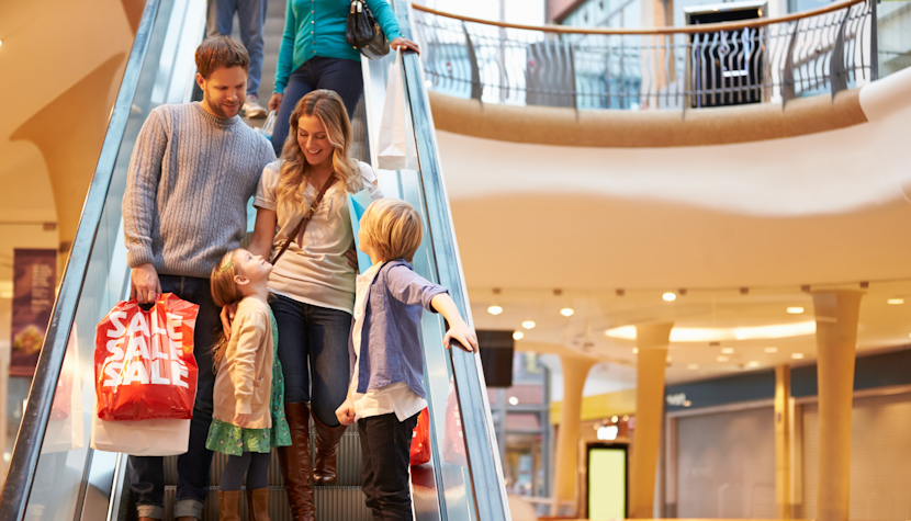 familia la cumparaturi in mall