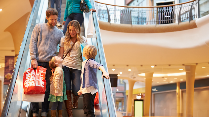 familia la cumparaturi in mall