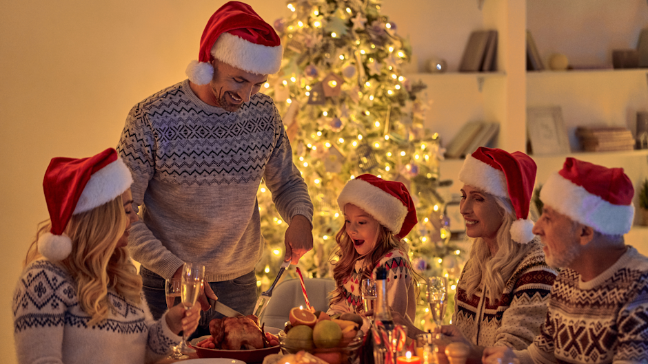 familie la masa de craciun