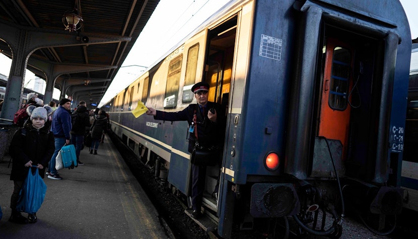 CFR Călători Tren în care este suit nașul, iar călătorii sunt pe peron
