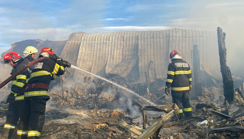Incendiu la pensiunea Ferma Dacilor din satul Tohani, județul Prahiva cladire distrusa de incendiu