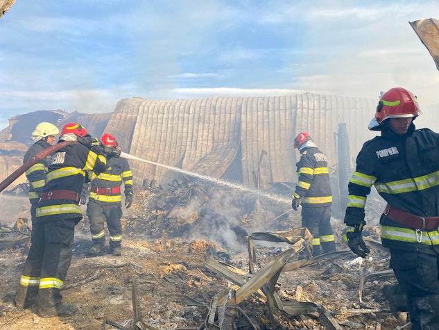cladire distrusa de incendiu