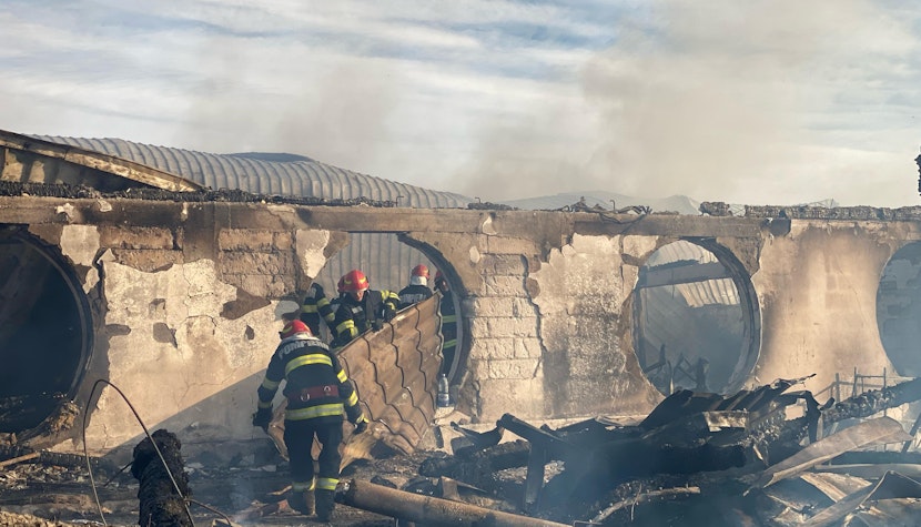 Incendiu la pensiunea Ferma Dacilor din satul Tohani, județul Prahiva cladire distrusa de incendiu