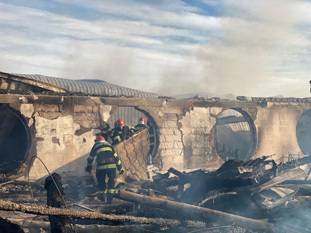 cladire distrusa de incendiu