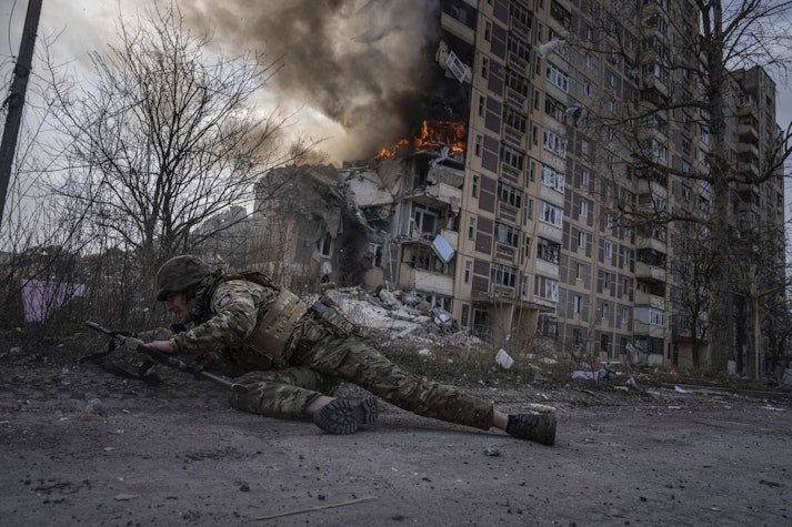 soldat in fata unei cladiri in flacari