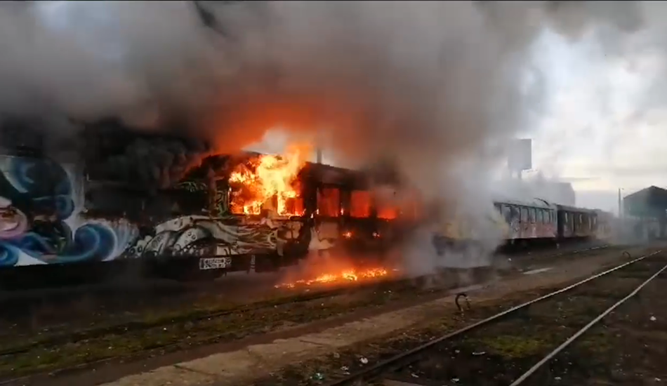 Două vagoane staționate au ars în întregime