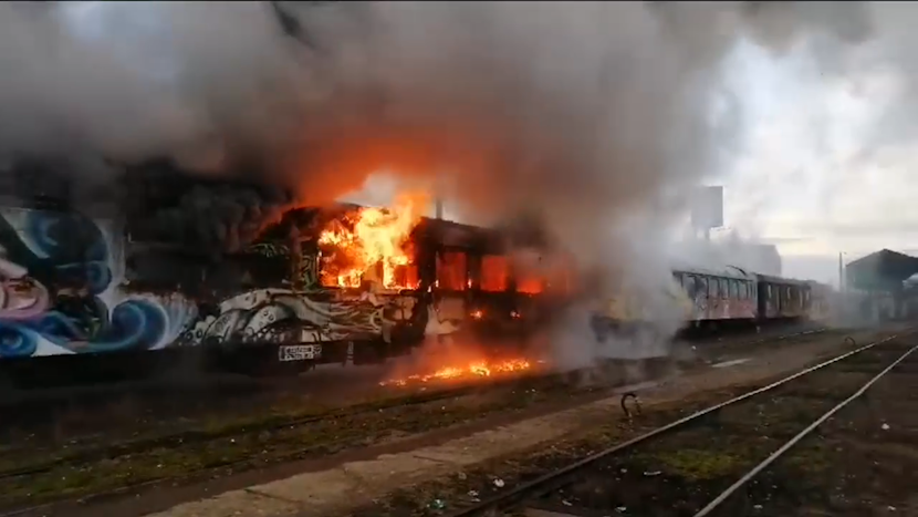 Două vagoane staționate au ars în întregime