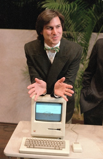 Steven Jobs, președintele Consiliului de Administrație al Apple, prezintă computerul personal Macintosh, 24 ianuarie 1984, în Cupertino, California.