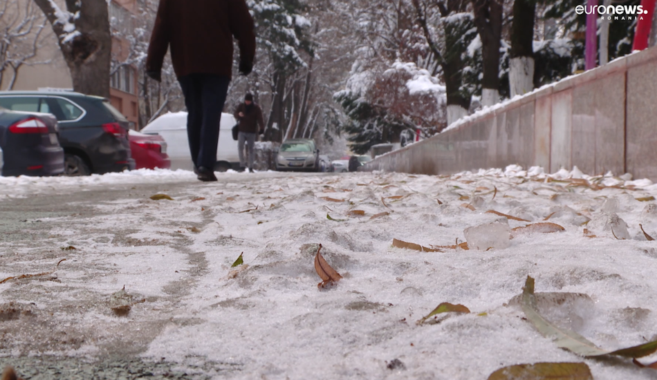 Bucureștiul a devenit Capitala trotuarelor pline de gheață.