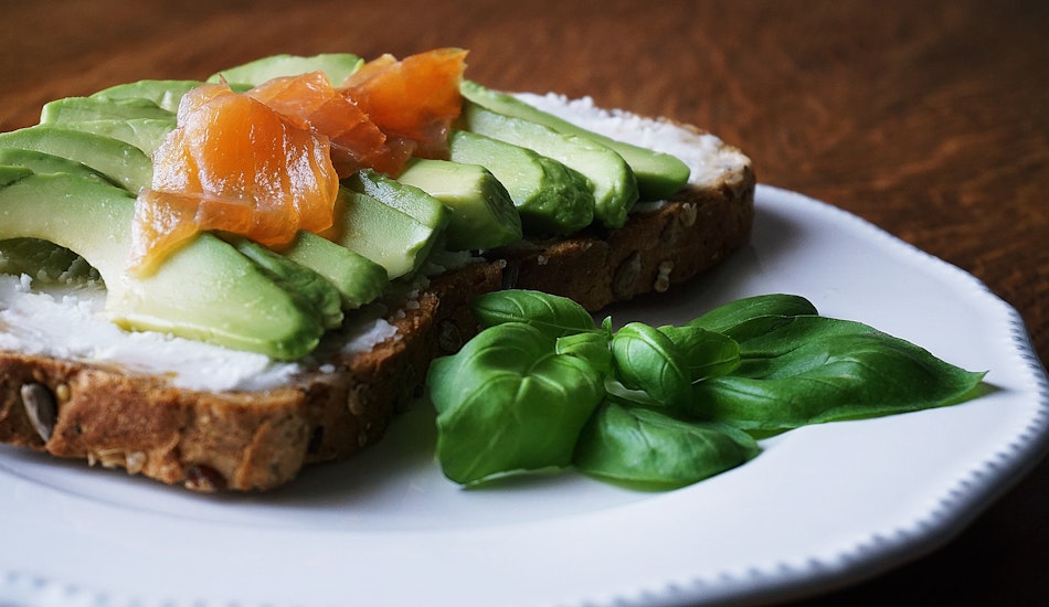 Coșul de cumpărături al românilor conține tot mai frecvent avocado și somon.