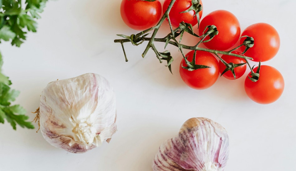 Producătorii de tomate și usturoi din România vor primi ajutoare în valoare de 37,6 milioane euro