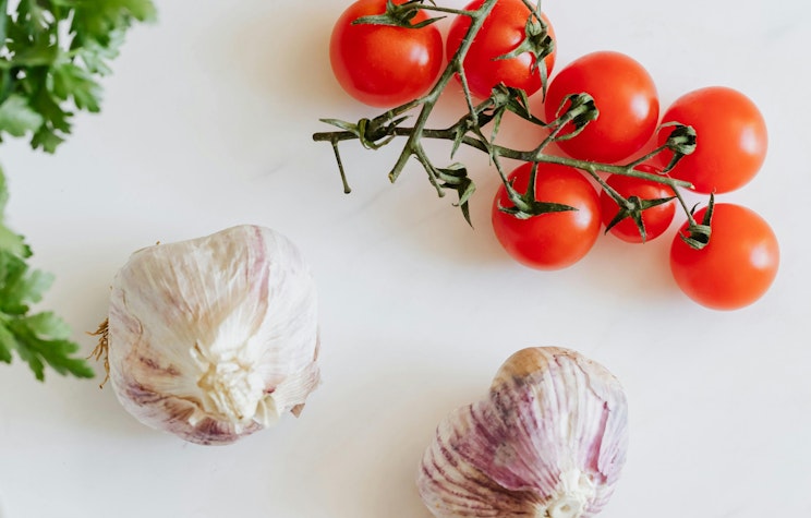 Producătorii de tomate și usturoi din România vor primi ajutoare în valoare de 37,6 milioane euro