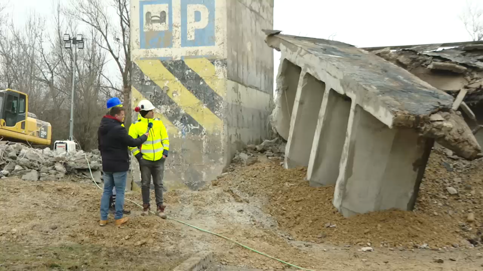 Un pod feroviar vechi de aproape 50 de ani, de pe DN1, în apropierea localității Câmpina, care nu mai prezenta siguranță, a fost demolat.