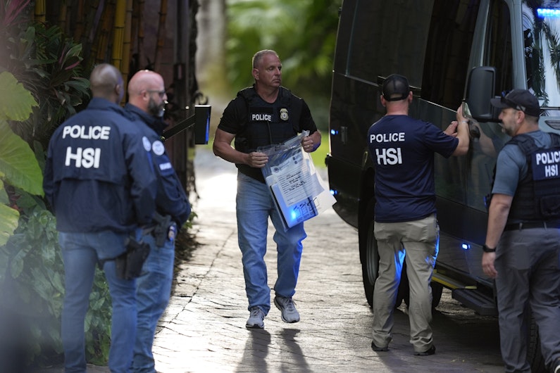 Homeland Security a efectuat luni mai multe percheziții la locuințele cântărețului Sean "Diddy" Combs