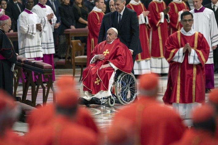 Suveranul Pontif nu a participat, însă, pentru a-și păstra forțele pentru slujba de Înviere de sâmbătă noaptea