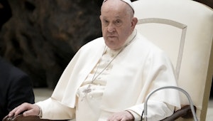 Papa Francisc a atras atenția industriei globale de armament că este ”groaznic să câştigi bani din moarte”